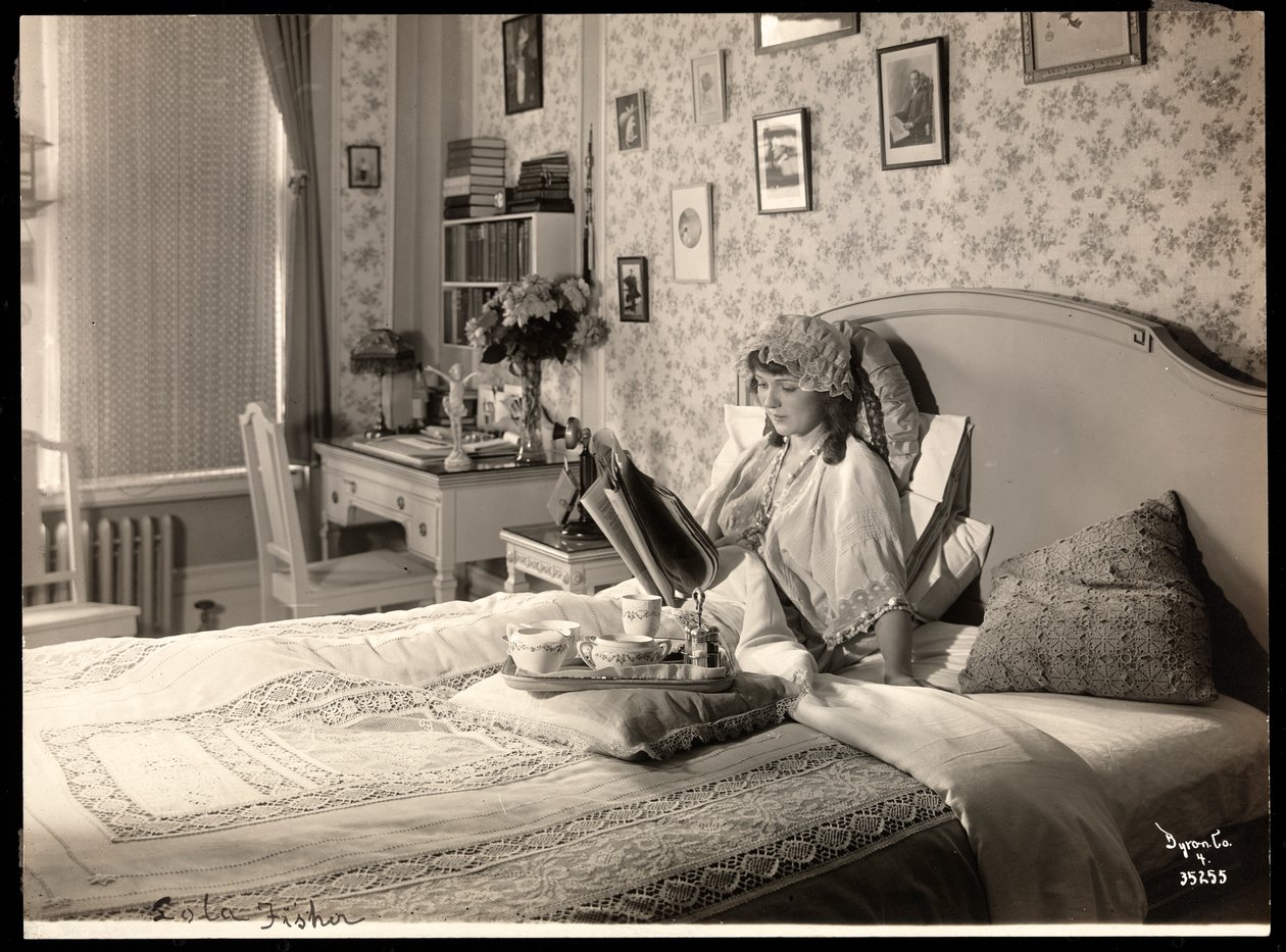 Lola Fisher portréja, 1915 körül (ezüst zselatin nyomat) alkotó: Byron Company