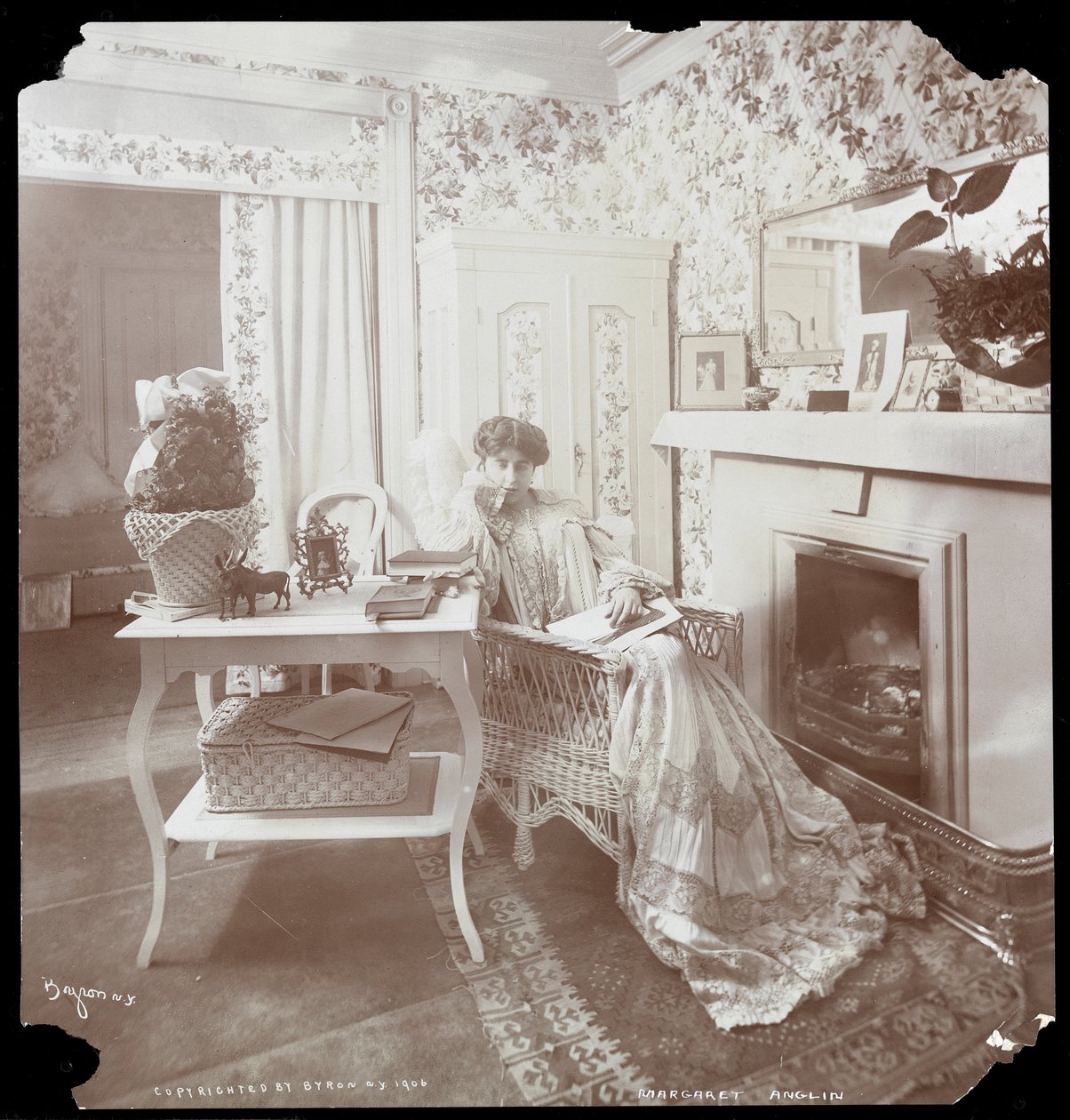 Margaret Anglin portréja olvas, 1906 (ezüst zselatin nyomat) alkotó: Byron Company