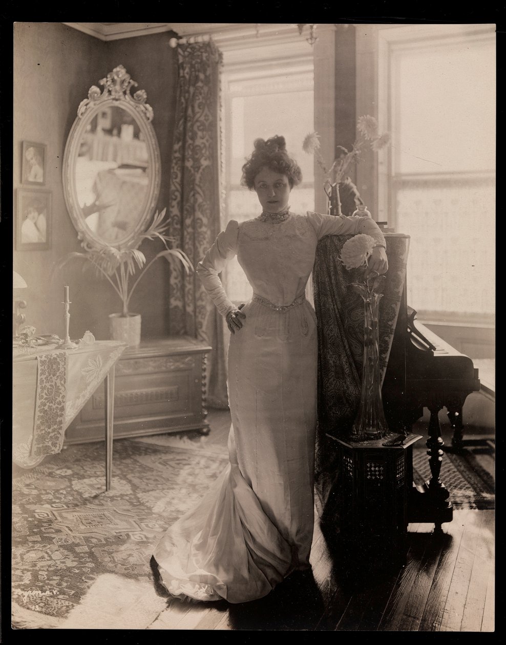 Mrs. Elliott vagy női rokonának portréja, 1902 (ezüst zselatin nyomat) alkotó: Byron Company