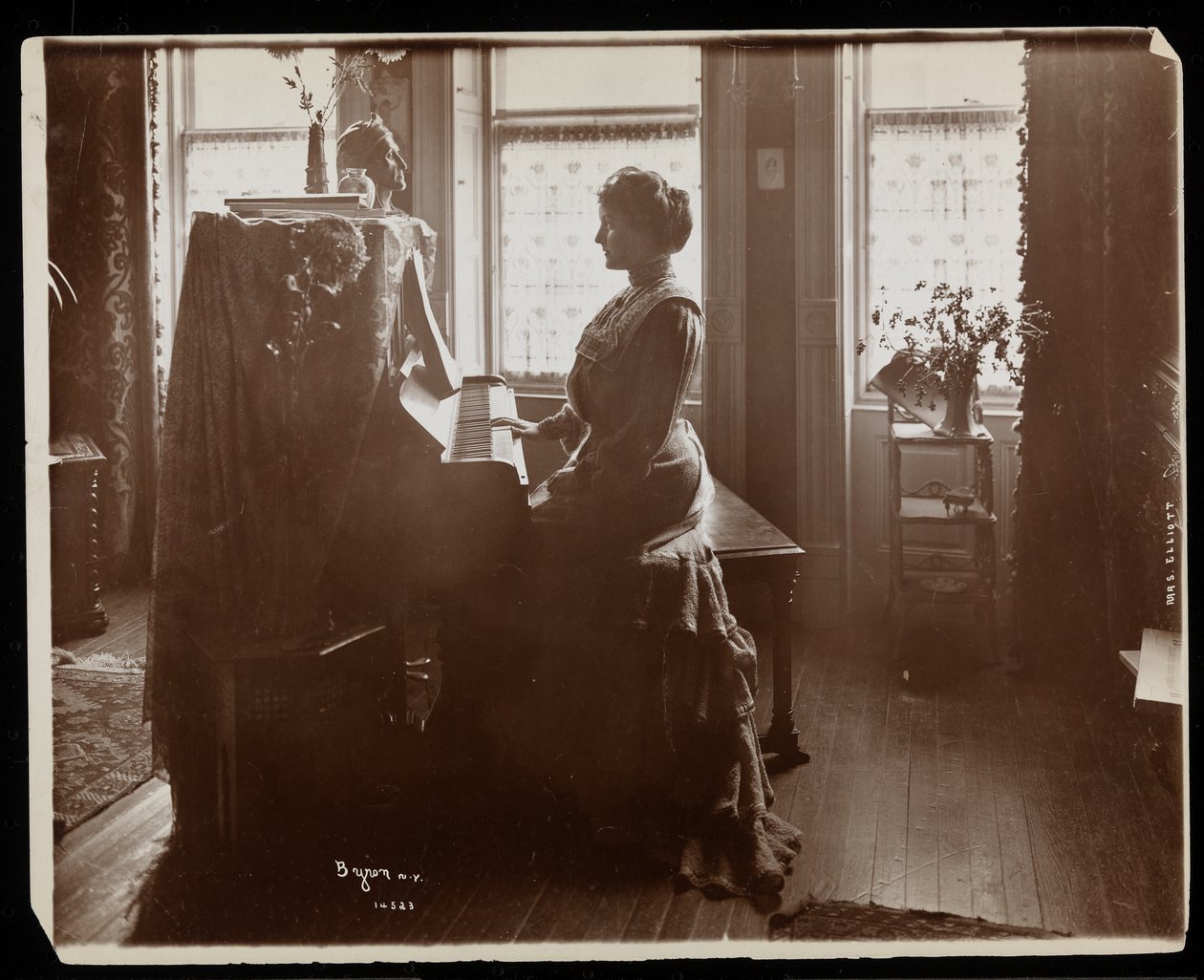 Mrs. Elliott vagy női rokonának zongorán játszó portréja, 1902 (ezüst zselatin nyomat) alkotó: Byron Company