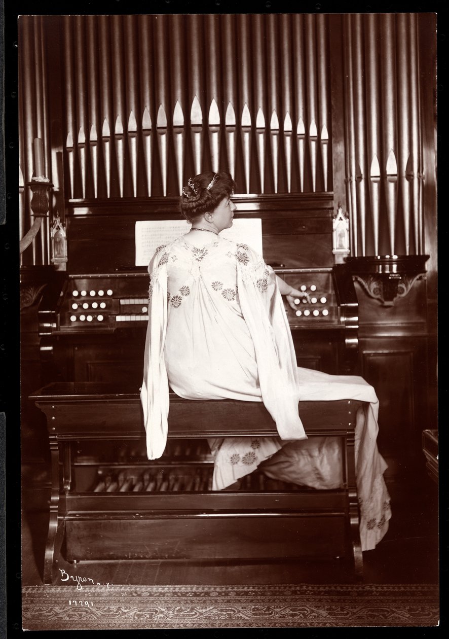 Mrs. I. M. Clark portréja egy orgonánál, 1904 (ezüst zselatin nyomat) alkotó: Byron Company