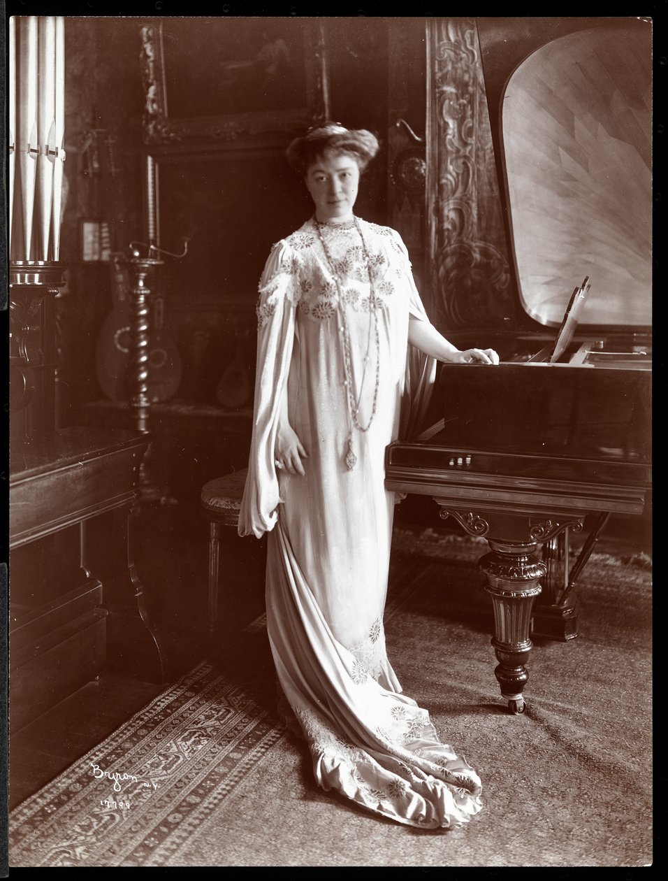I. M. Clark asszony zongora mellett álló portréja, 1904 (ezüstzselatin nyomat) alkotó: Byron Company