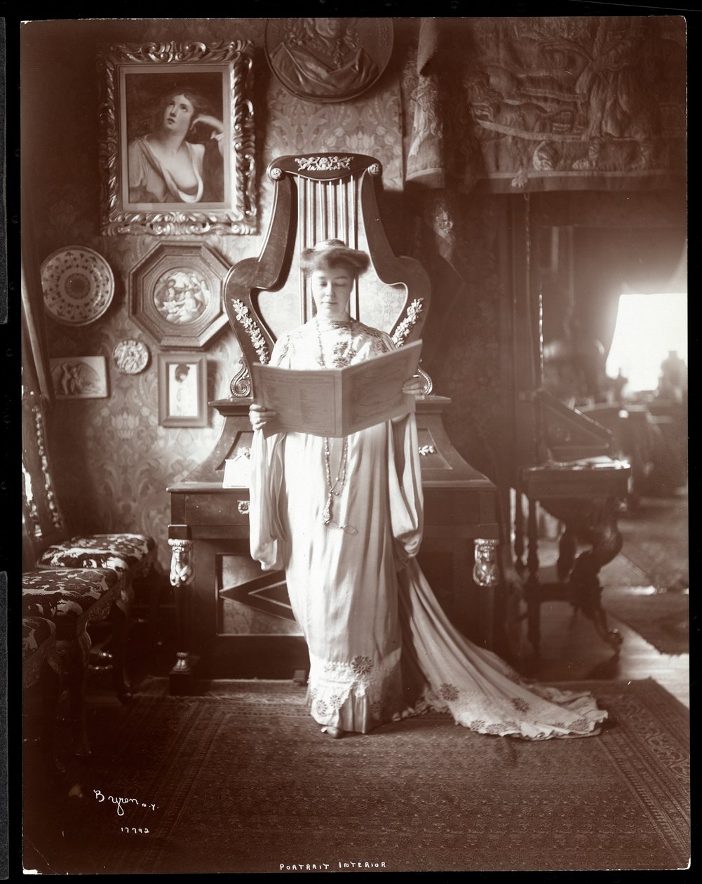 I. M. Clark asszony portréja nyitott könyvvel áll, 1904 (ezüst zselatin nyomat) alkotó: Byron Company