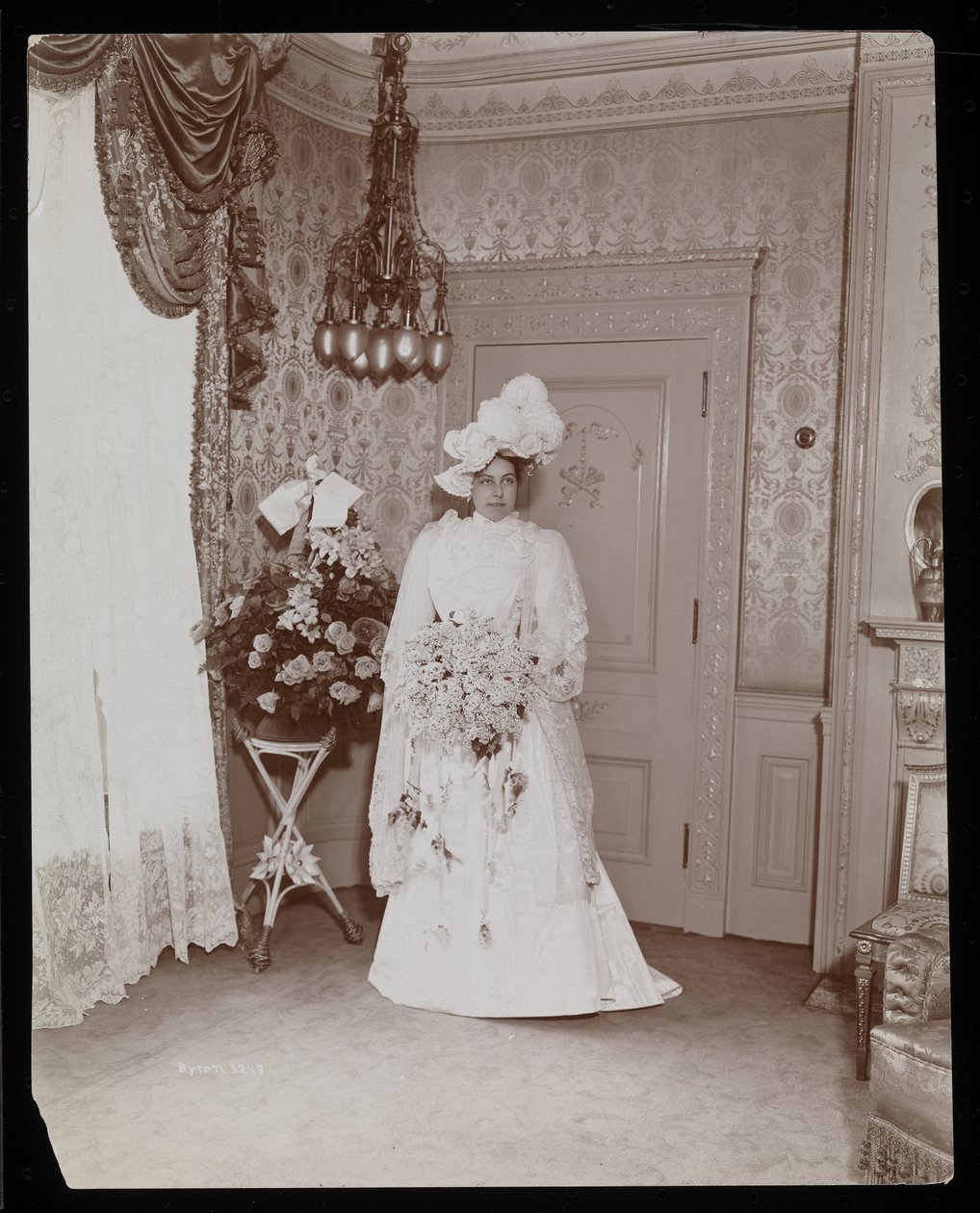 Mrs. Taylor portréja a „Rider and Driver”-ról, aki esküvői ruhájában áll, New York, 1896-8 (ezüst zselatin nyomat) alkotó: Byron Company