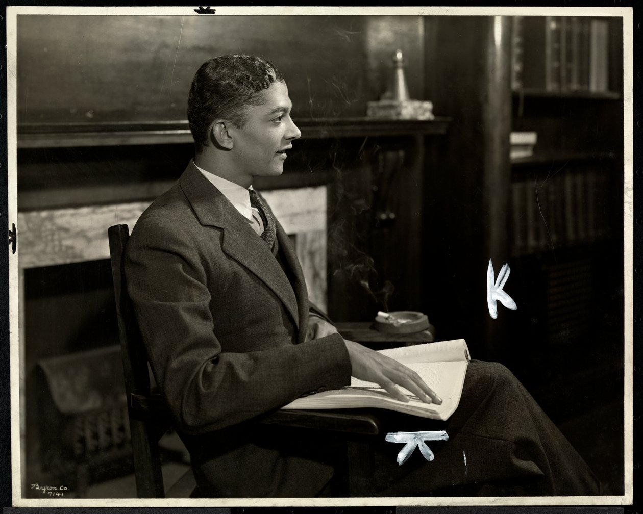 Vak afroamerikai férfi portréja, aki Braille-írást olvas a New York-i Vakok Szövetségében, 111 East 59th Street, New York, 1935 (ezüst zselatin nyomat) alkotó: Byron Company