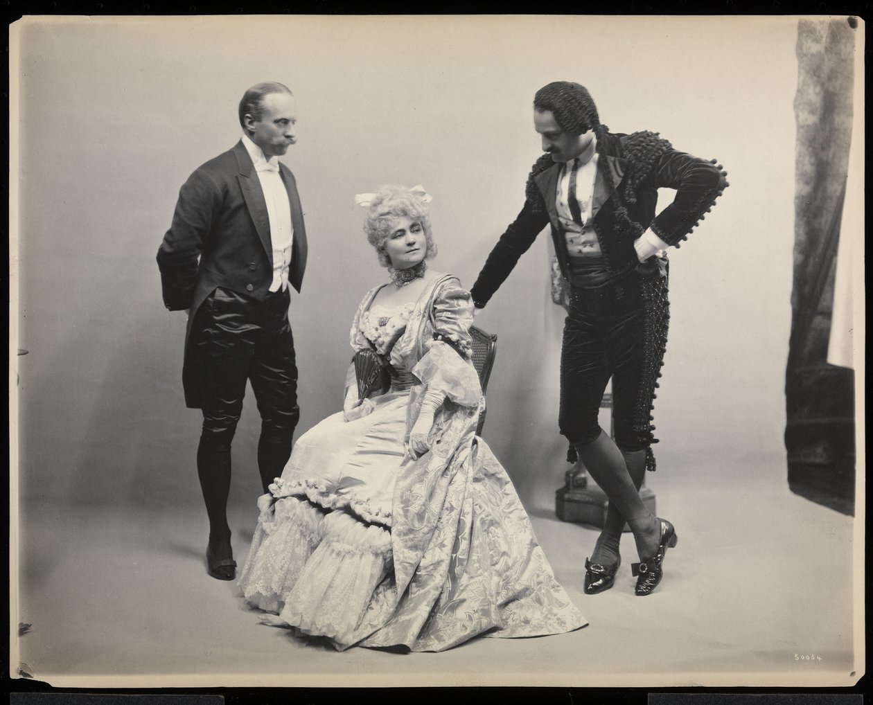 Antonio Scotti operaénekes portréja egy ismeretlen férfival és nővel a James Hazen Hyde bálon, New York, 1905. január 31. (ezüstzselatinos nyomat) alkotó: Byron Company
