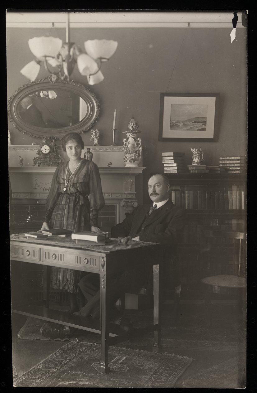 Dr. Gibson fogorvos és egy nő portréja a rezidenciájában, 1905 körül (ezüst zselatin nyomat) alkotó: Byron Company