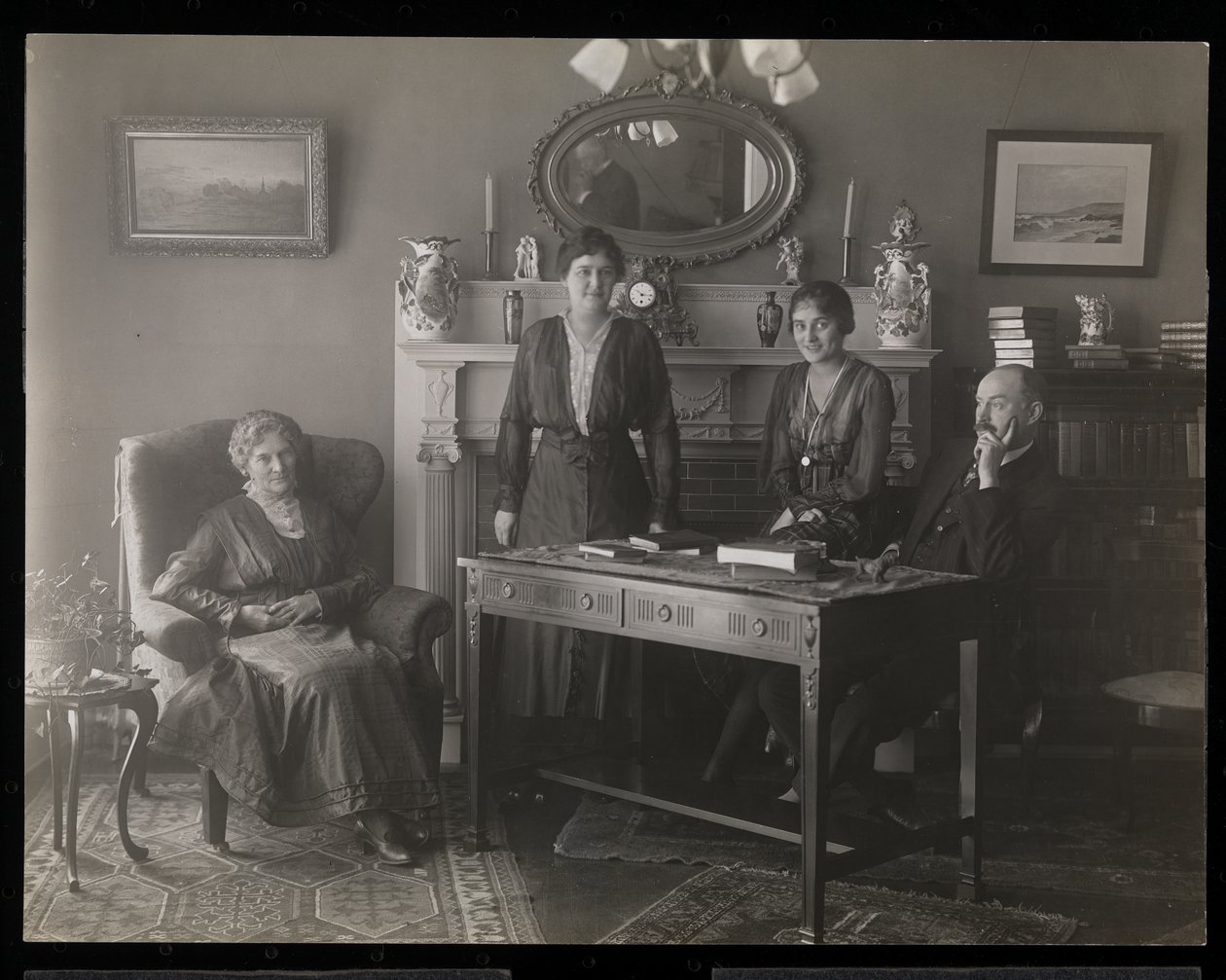 Dr. Gibson fogorvos és három nő portréja a rezidenciájában, 1905 körül (ezüst zselatin nyomat) alkotó: Byron Company