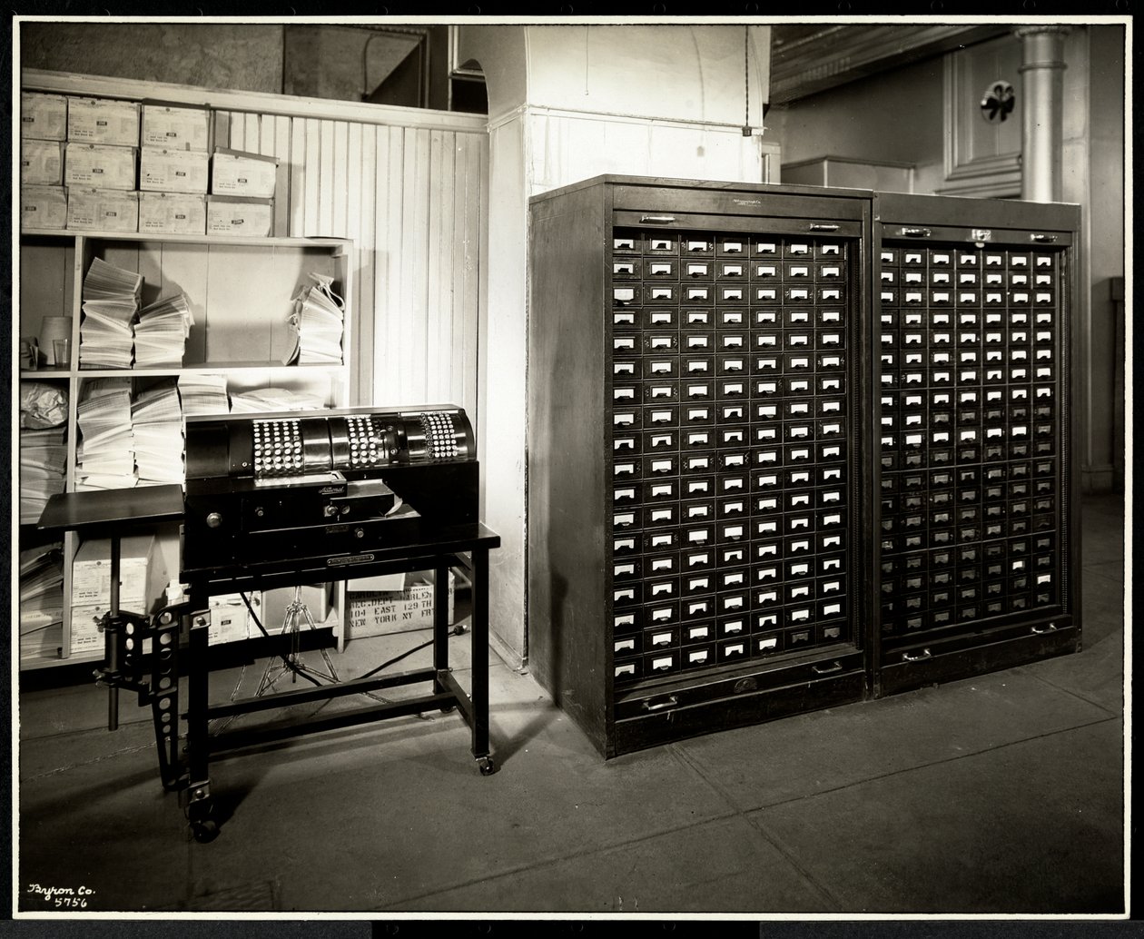 Esetleg egy adagológép és egy iratszekrény kis fiókokkal a Carolyn Laundry irodájában, a 111 East 128th Street, East Harlem, New York, 1929. (ezüst zselatin nyomat) alkotó: Byron Company