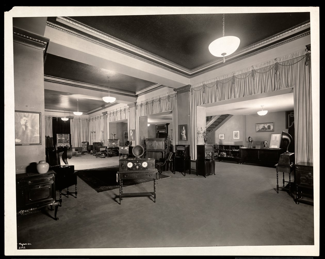 Radiolák elrendezve a Vocalion eladótér padlóján az Aeolian Company, 29 West 42nd Street, New York, 1924 (ezüstzselatinos nyomat) alkotó: Byron Company