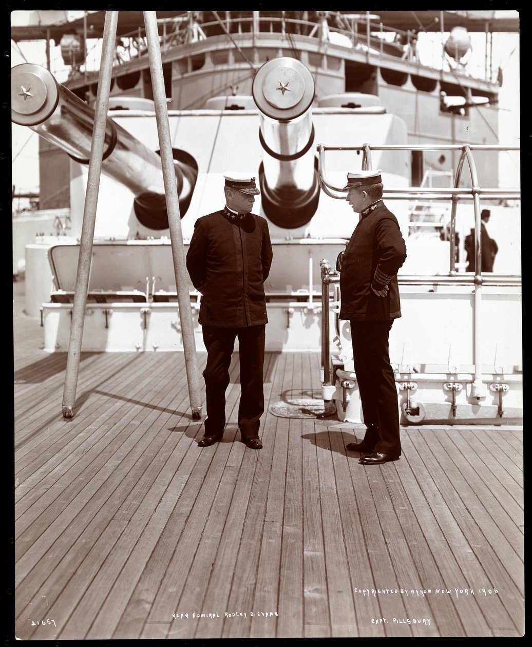 Robley Dunglison Evans ellentengernagy és John Elliott Pillsbury kapitány az U.S.S. fedélzetén Marine, 1906 (ezüst zselatin nyomat) alkotó: Byron Company
