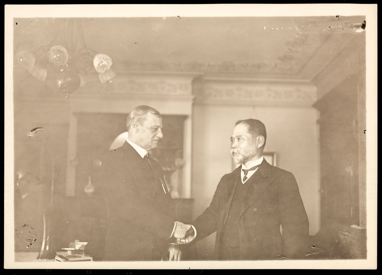 Robley Dunglison Evans ellentengernagy kezet fog egy másik férfival, 1906 (ezüst zselatin nyomat) alkotó: Byron Company