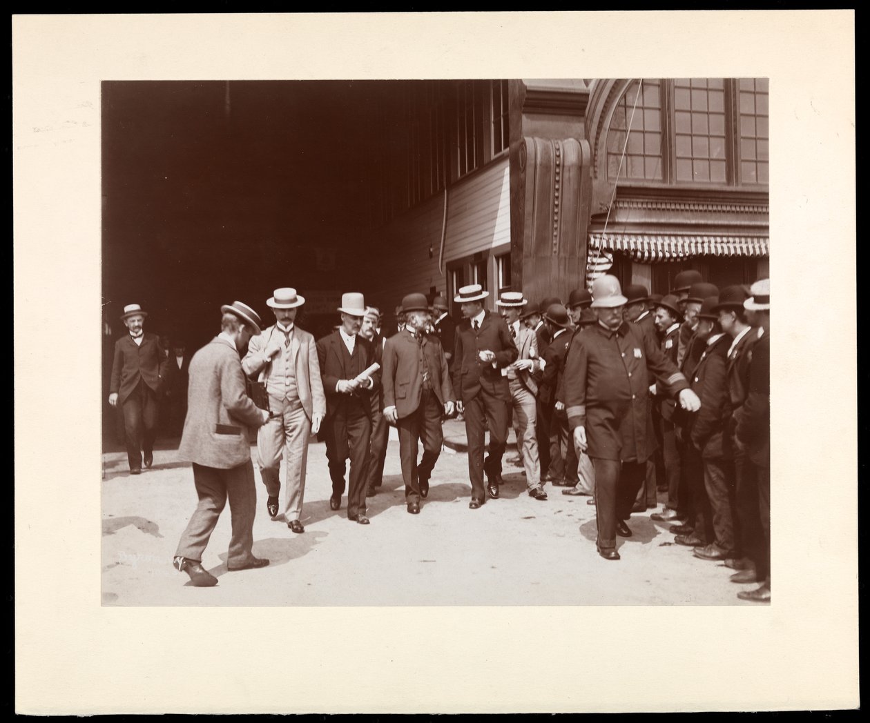 Richard Croker tömeggel, 1899 (ezüst zselatinos nyomat) alkotó: Byron Company
