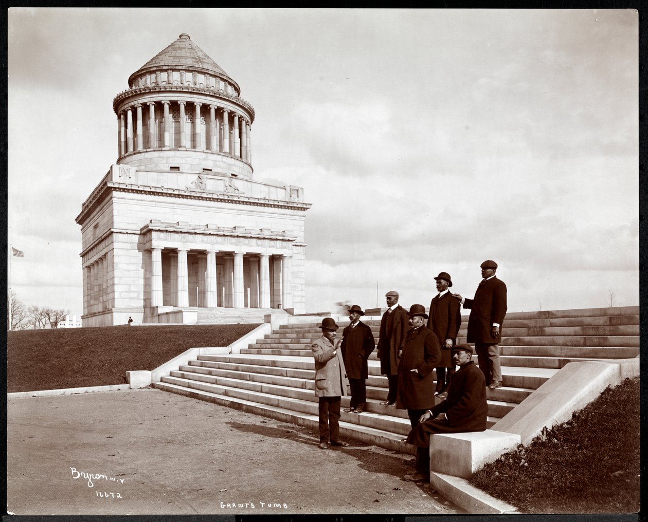 Hét afroamerikai férfi elsétál Grant sírjától a Riverside Drive-on, New Yorkban, 1903 (ezüst zselatin nyomat) alkotó: Byron Company