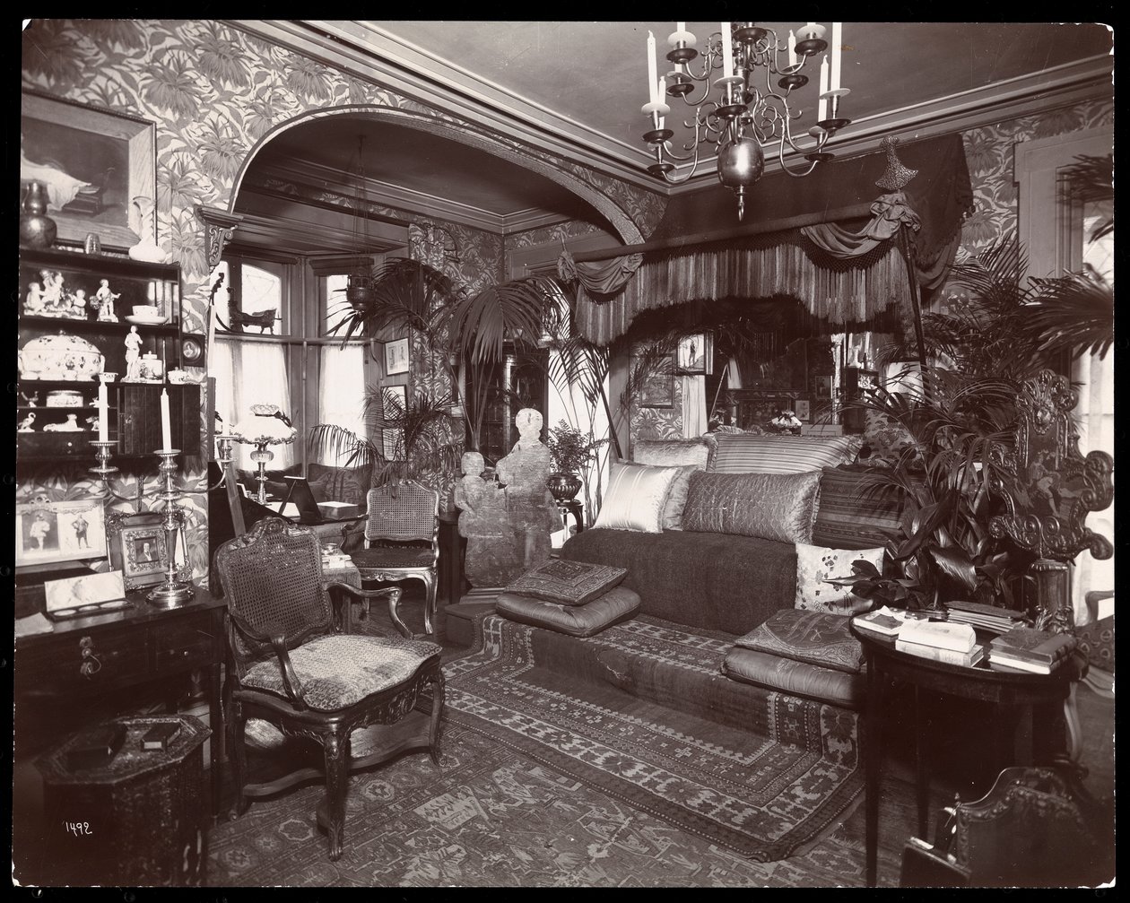 Társalgó Elsie de Wolfe rezidenciájában a 122 East 17th Street szám alatt, New York, 1895 vagy 1896 (ezüst zselatin nyomat) alkotó: Byron Company