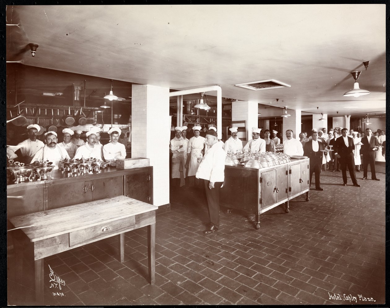 Személyzet a konyhában a Copley Plaza hotelben, Boston, 1912 vagy 1913 (ezüst zselatin nyomat) alkotó: Byron Company
