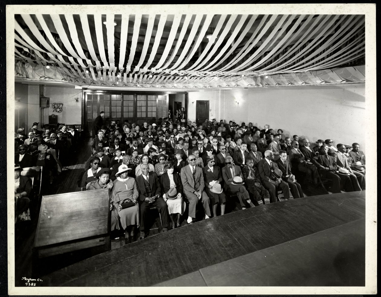 Egy színes parti közönségének színpadáról készült a New York-i Vakok Szövetségének aulájában, 111 New York East 59th Street, New York, 1937 (ezüst zselatin nyomat) alkotó: Byron Company