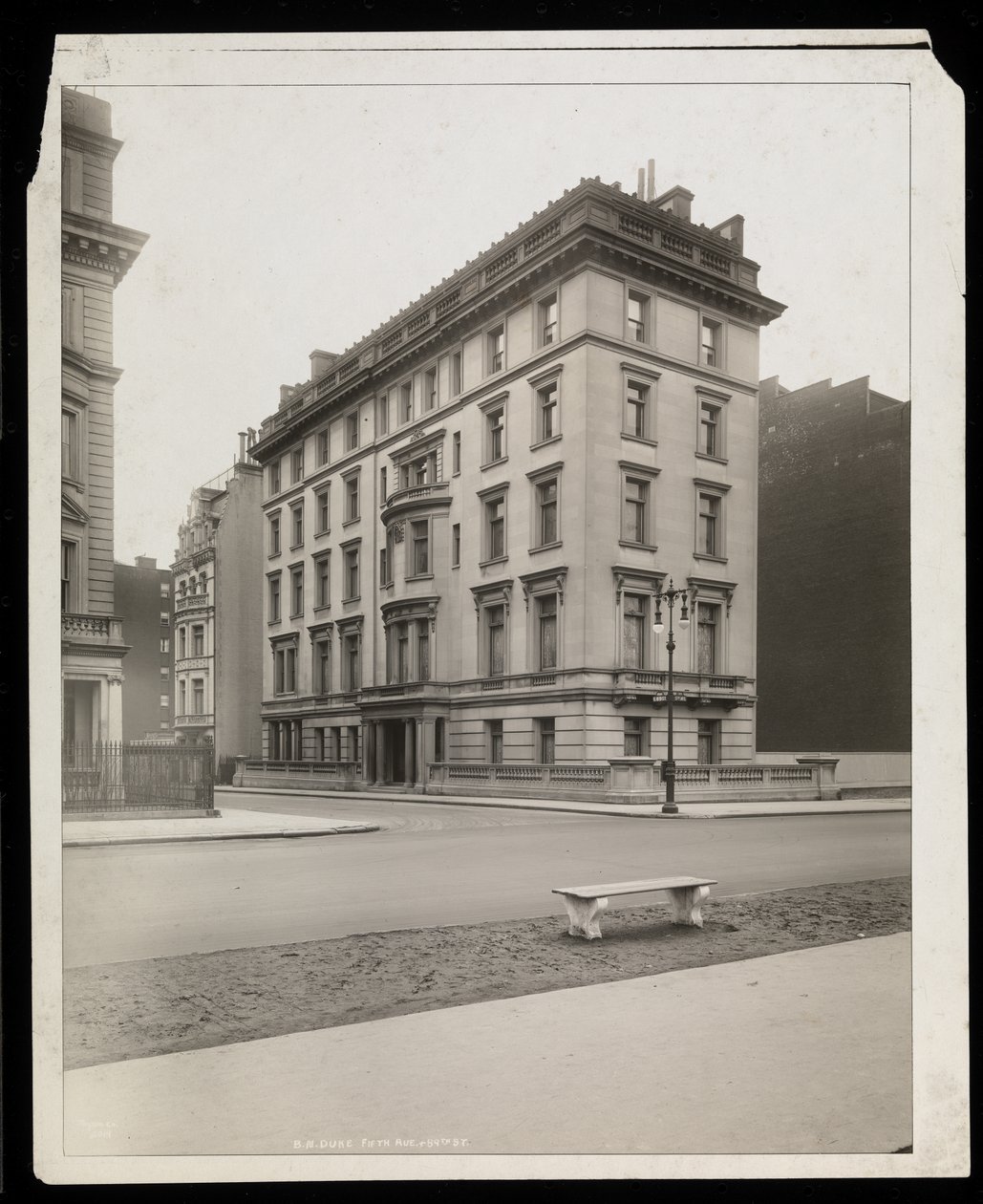 A B.N. Duke rezidenciája: 5th Avenue und East 89th Street, New York, 1921 (ezüst zselatin nyomat) alkotó: Byron Company