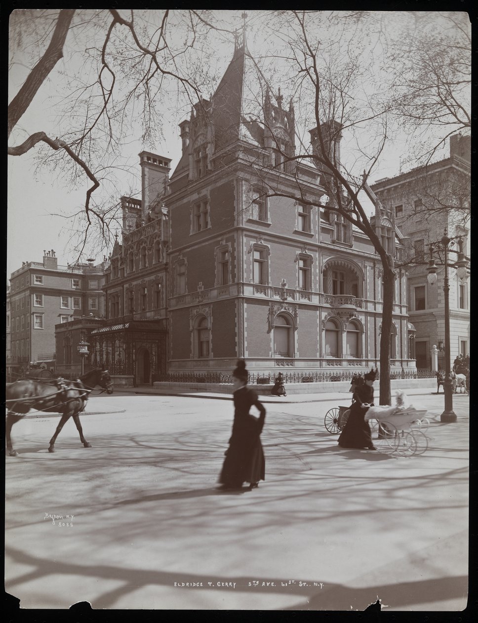Az Elbridge Thomas Gerry rezidencia a 61. utcában, az 5th Avenue túloldaláról, New York, 1899 vagy 1900 (ezüst zselatin nyomat) alkotó: Byron Company