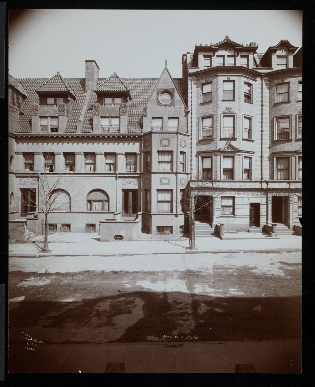 Mrs. Leonard J. Busby lakóháza a Montgomery Place 25-ben, Brooklyn, New York, 1907 (ezüstzselatinos nyomat) alkotó: Byron Company