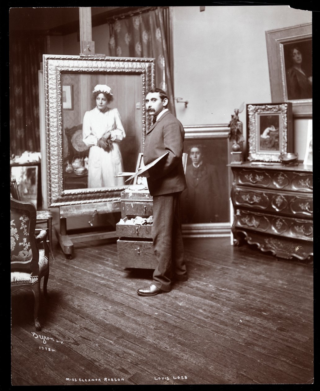Louis Loeb művész Eleanor Robson portréját festi (ezüst zselatin nyomat) alkotó: Byron Company