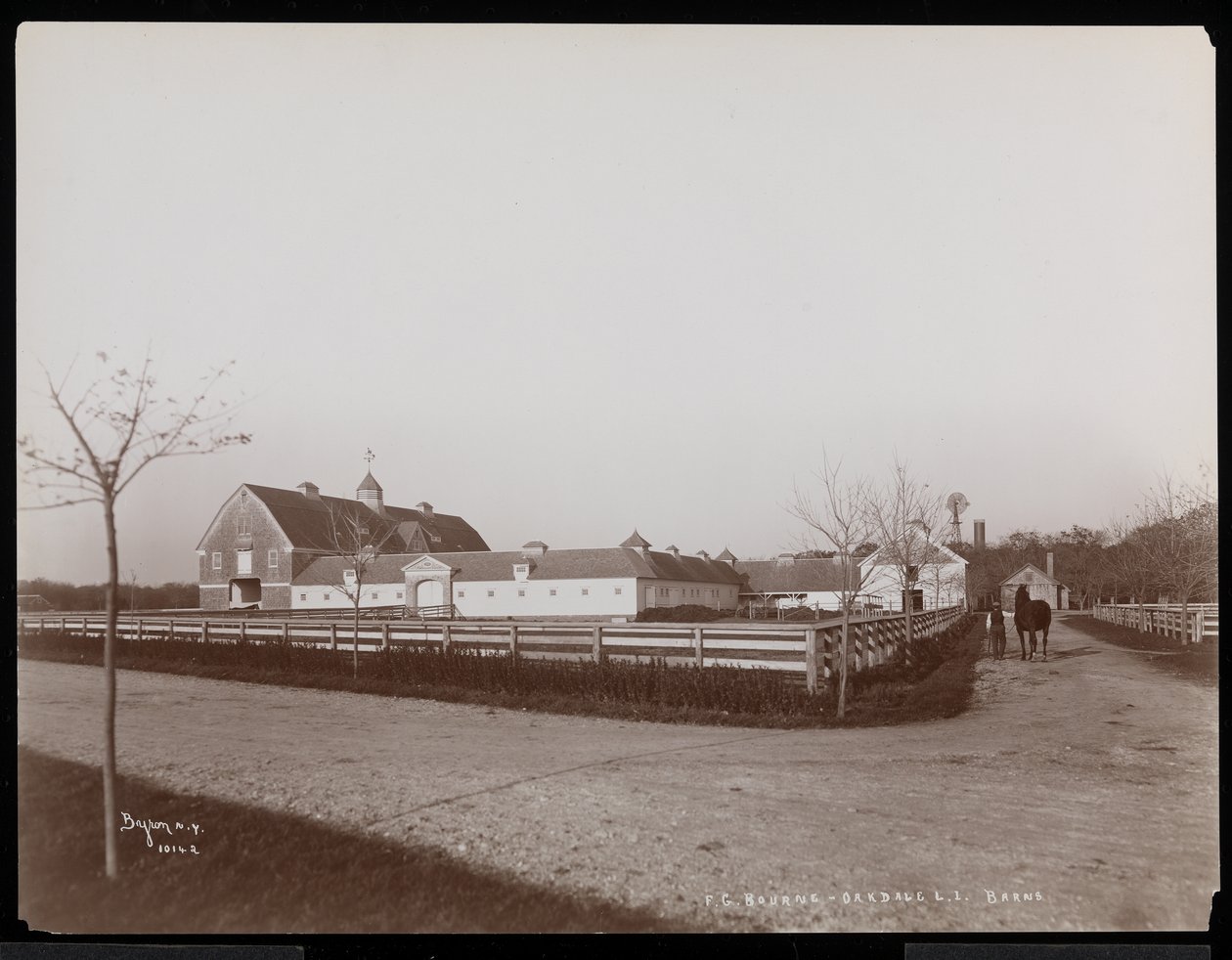 Az F.G.-i istállók Bourne birtoka Oakdale-ben, Long Island, New York, 1900 (ezüst zselatin nyomat) alkotó: Byron Company