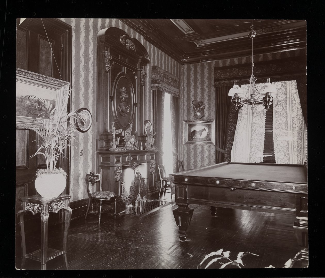 A biliárdterem a John Jacob Astor rezidenciában Rhinecliffben, N.Y., 1893-94 (ezüst zselatin nyomat) alkotó: Byron Company