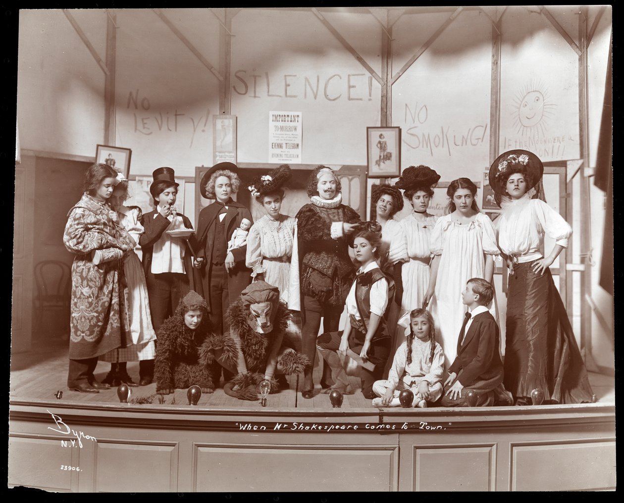 A New York-i Barnard College-ban bemutatott Amikor Mr. Shakespeare Comes to Town című darab amatőr produkciójának szereplői (ezüst zselatin nyomat) alkotó: Byron Company