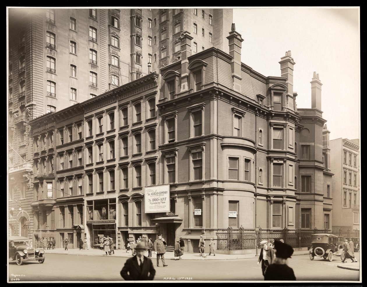 Az Aeolian Company Building külseje, az 54th Street és a Fifth Avenue északkeleti sarka, New York, 1925 (ezüst zselatin nyomat) alkotó: Byron Company