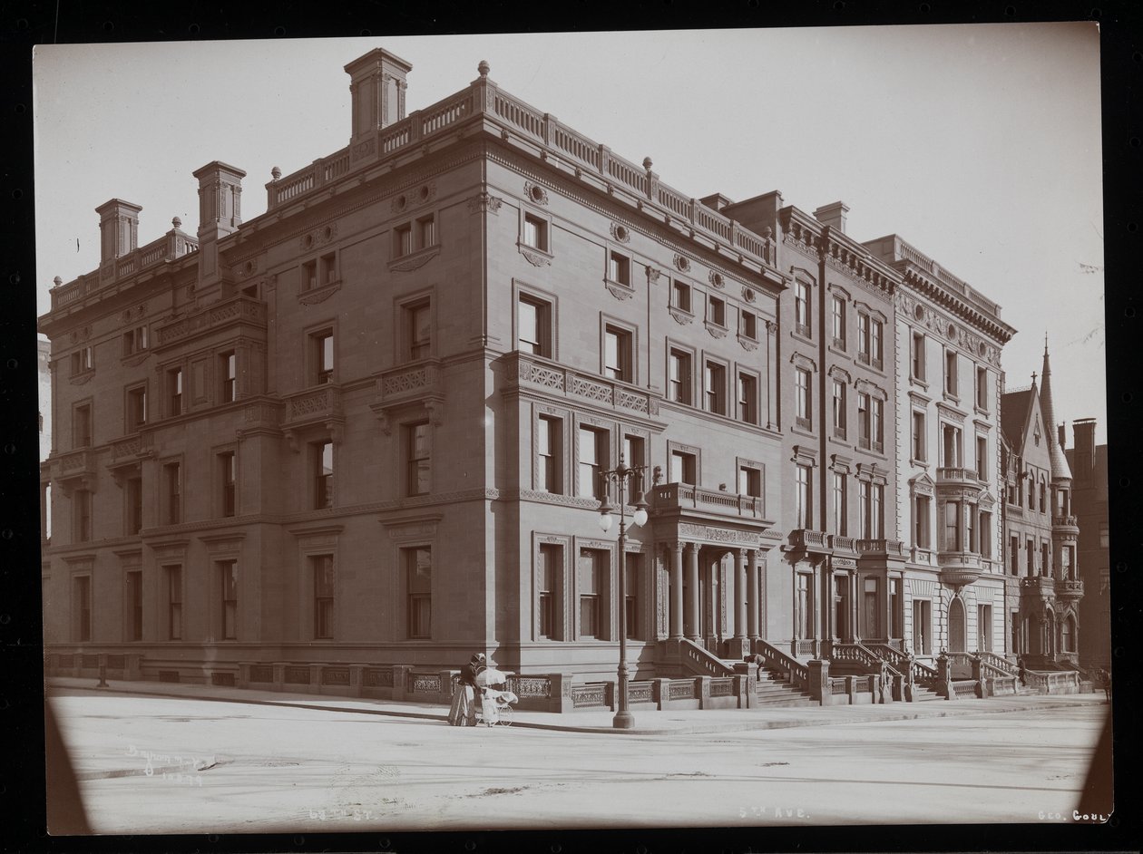 A 67. és 68. utca közötti házak, köztük a George Gould rezidencia, New York, 1900-01 (ezüstzselatinos nyomat) alkotó: Byron Company