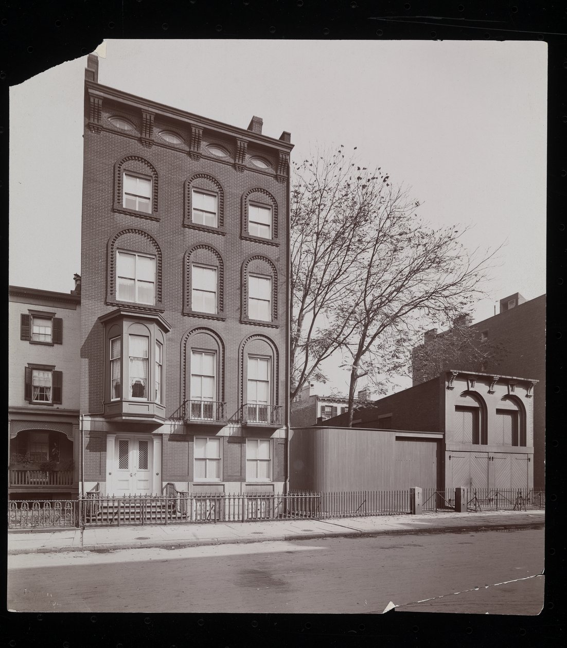 Miss Dodd rezidenciája, New York, 1898 (ezüst zselatin nyomat) alkotó: Byron Company