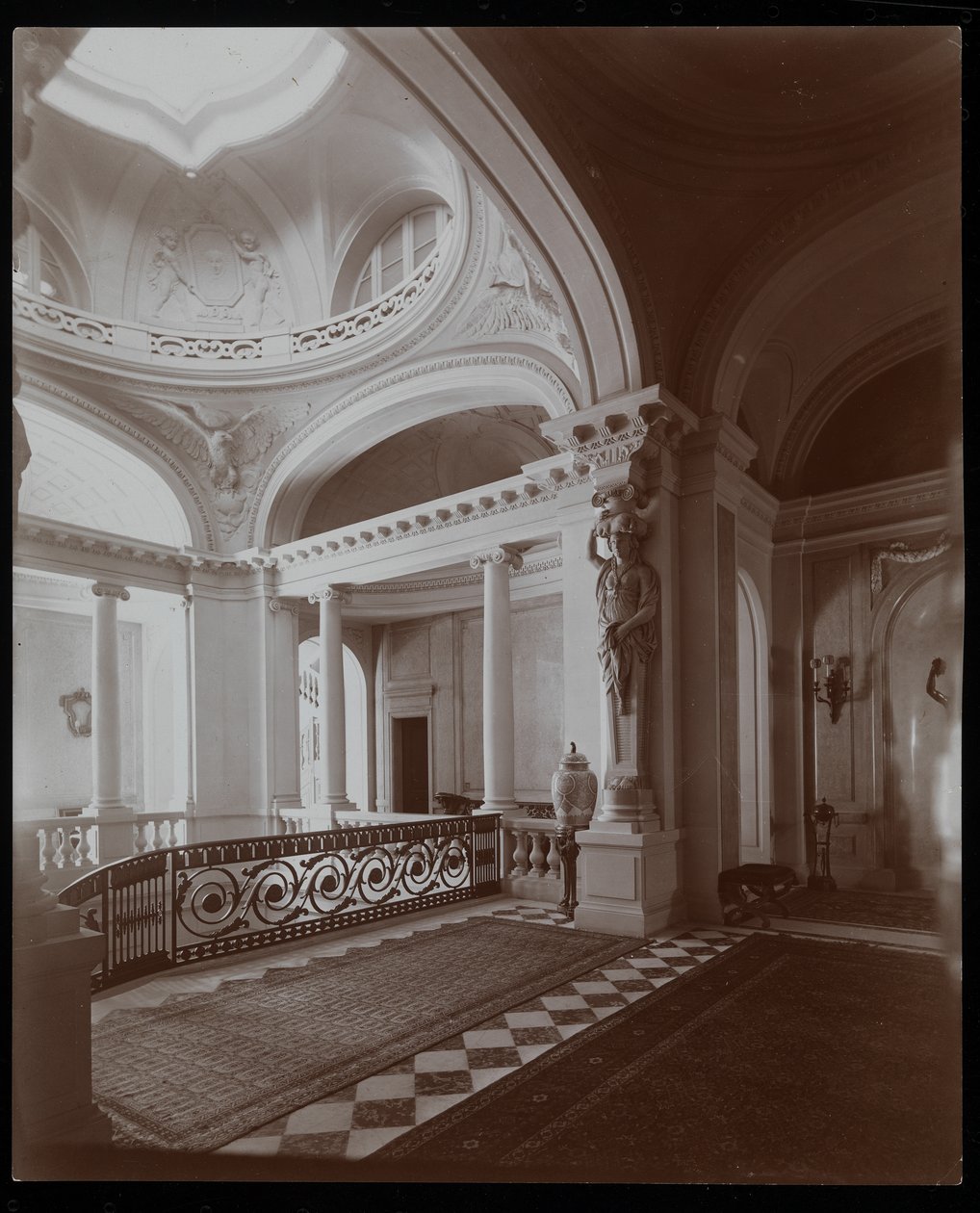 A felső lépcsőház De Ganay grófnő rezidenciájában, Párizsban, 1900 körül (ezüst zselatin nyomat) alkotó: Byron Company