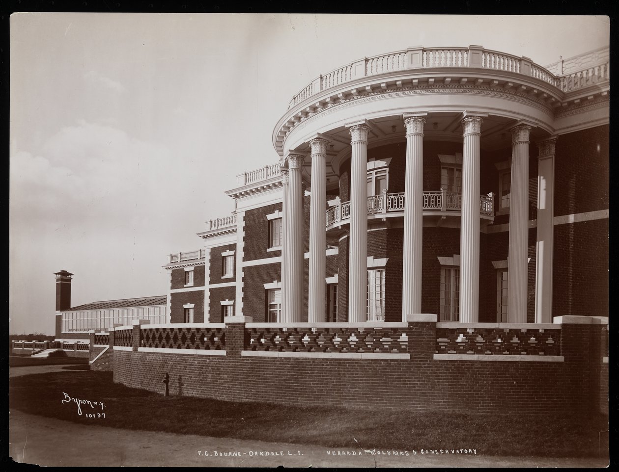 A főépület verandája és télikertje F.G. Bourne birtokán Oakdale-ben, Long Island, New York, 1900 (ezüstzselatinos nyomat) alkotó: Byron Company