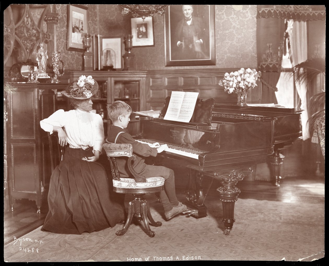 Theodore Edison és zenetanára a zongoránál, 1907 (ezüst zselatin nyomat) alkotó: Byron Company