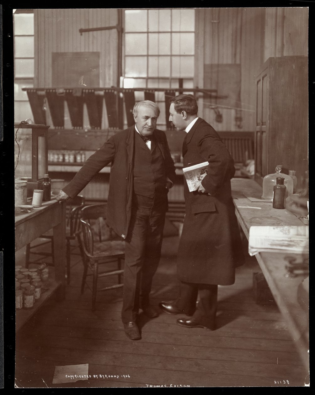 Thomas Edison és egy kérdező a laboratóriumában, 1906 (ezüst zselatin nyomat) alkotó: Byron Company