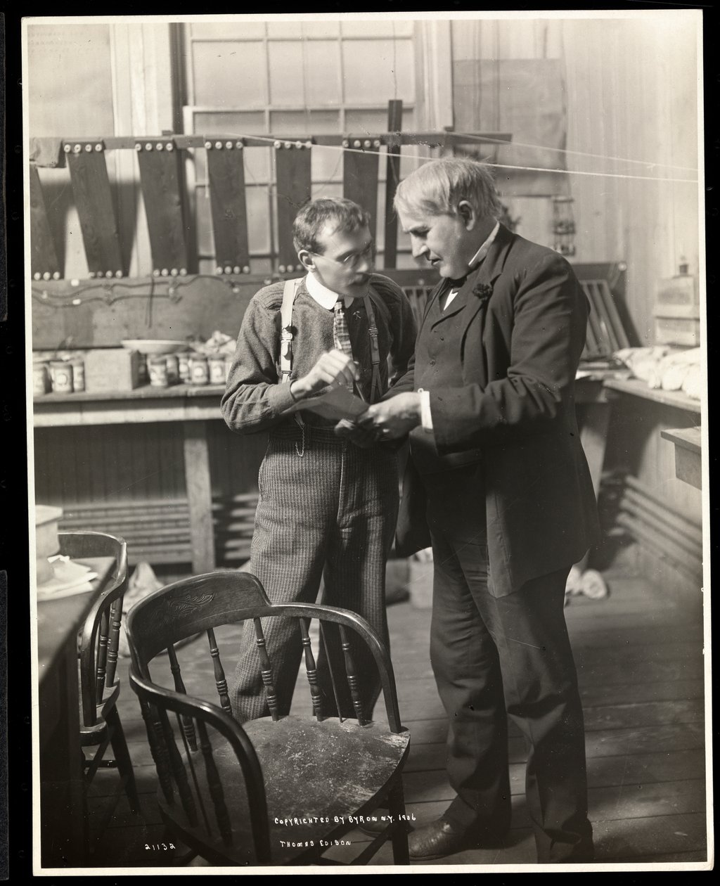 Thomas Edison a laboratóriumában, 1906 (ezüst zselatin nyomat) alkotó: Byron Company