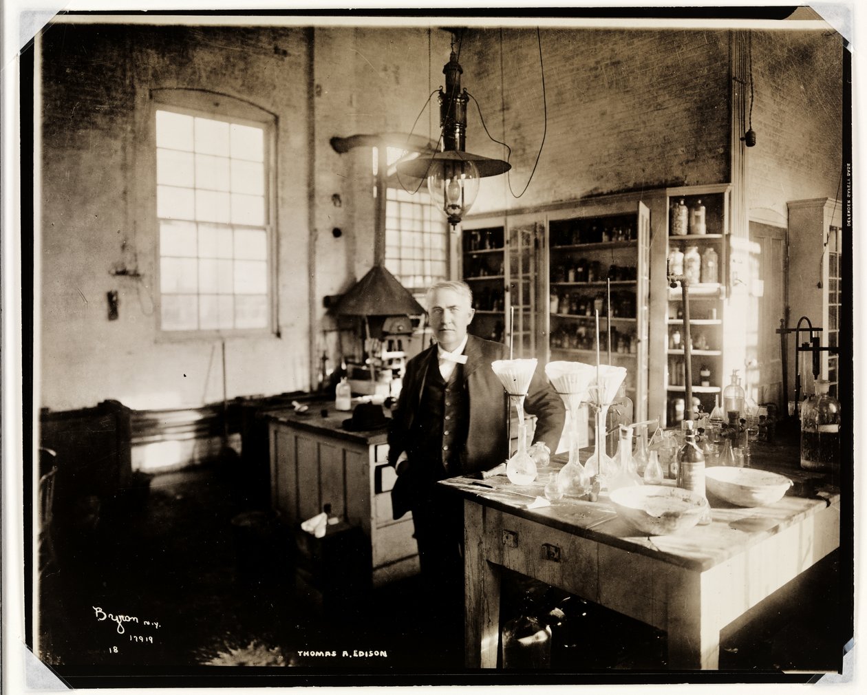 Thomas Edison a laboratóriumában, 1920 (ezüst zselatin nyomat) alkotó: Byron Company