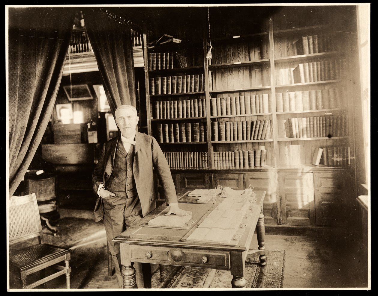 Thomas Edison a könyvtárában, 1904 (ezüst zselatin nyomat) alkotó: Byron Company