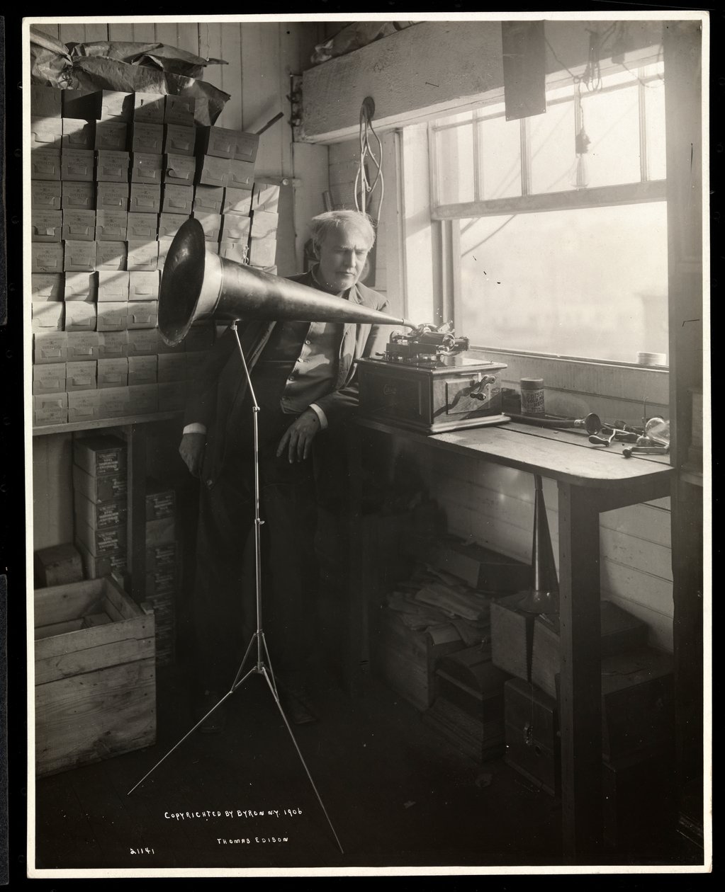 Thomas Edison egy fonográf mellett áll a laboratóriumában, 1920 (ezüstzselatinos nyomat) alkotó: Byron Company