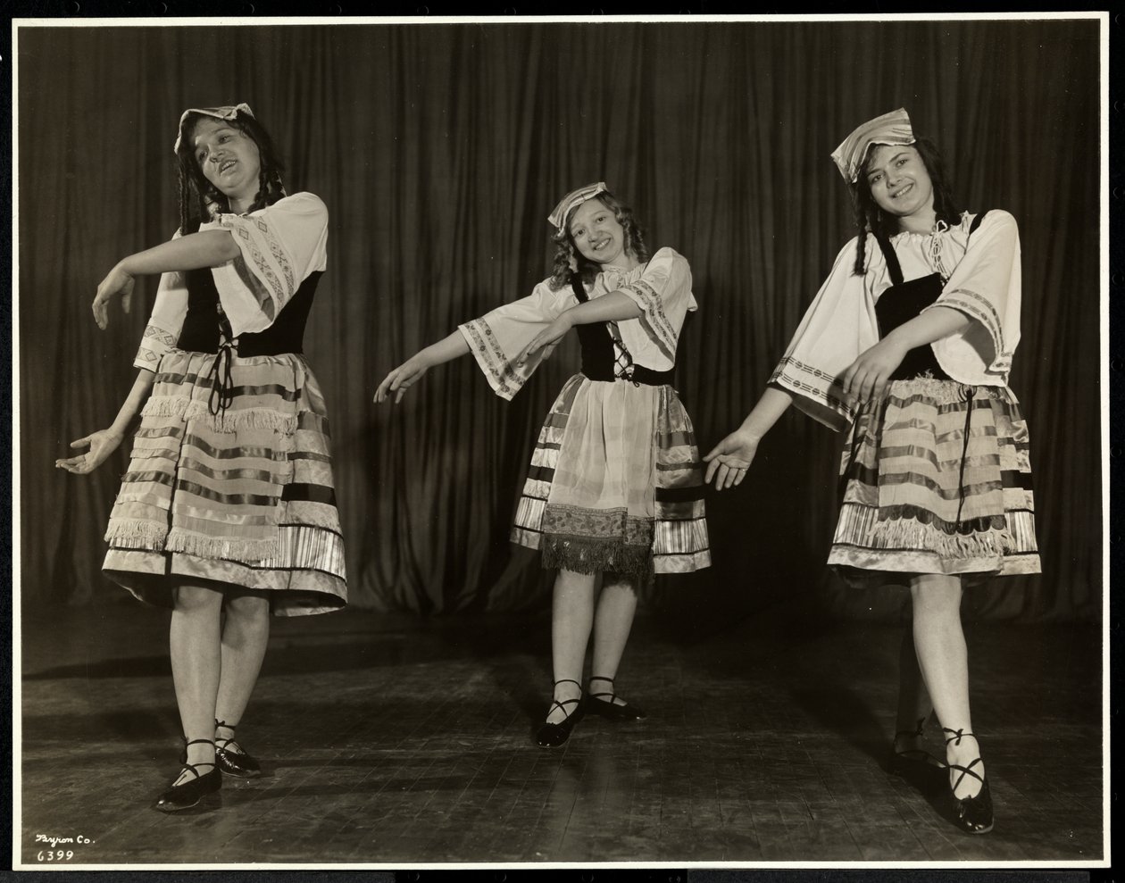 Három vak fiatal nő jelmezben táncol a színpadon a New York-i Vakok Egyesületének színdarabjában, New York, 1931 (ezüst zselatinos nyomat) alkotó: Byron Company