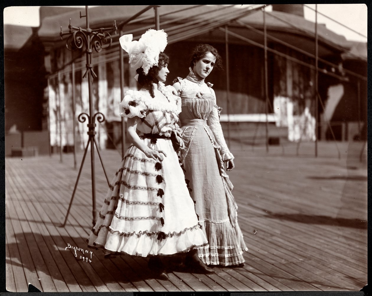 Két jelmezes színésznő próbál a valószínűleg a New York-i színház tetején, New York, 1900 (ezüst zselatinos nyomat) alkotó: Byron Company