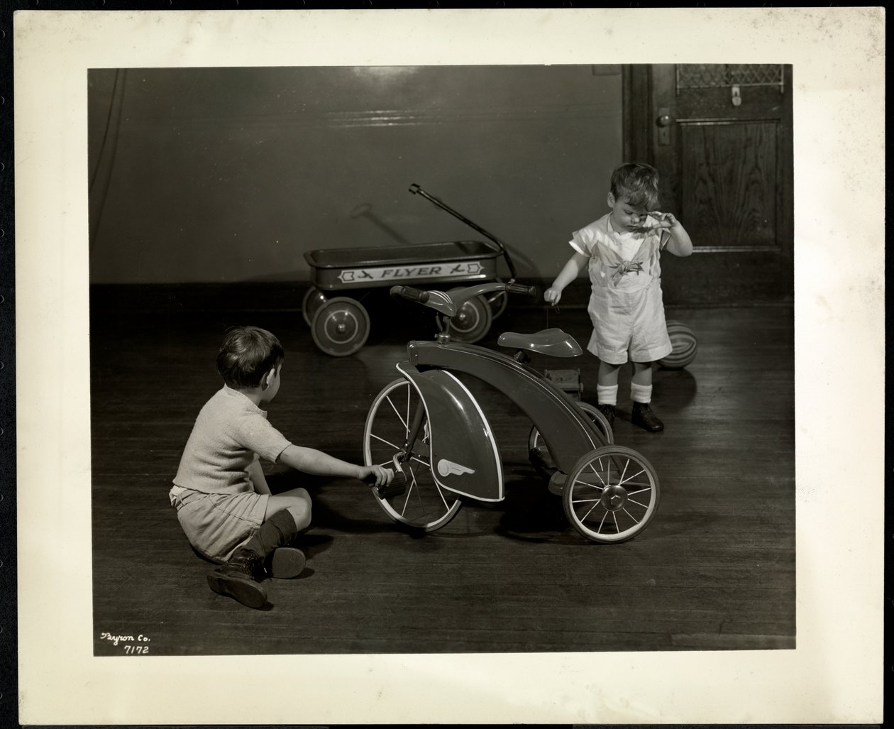 Két vak látássérült fiú játszik triciklivel és piros kocsival a New York-i Vakok Egyesületénél, 111 East 59th Street, New York, 1937 (ezüstzselatinos nyomat) alkotó: Byron Company