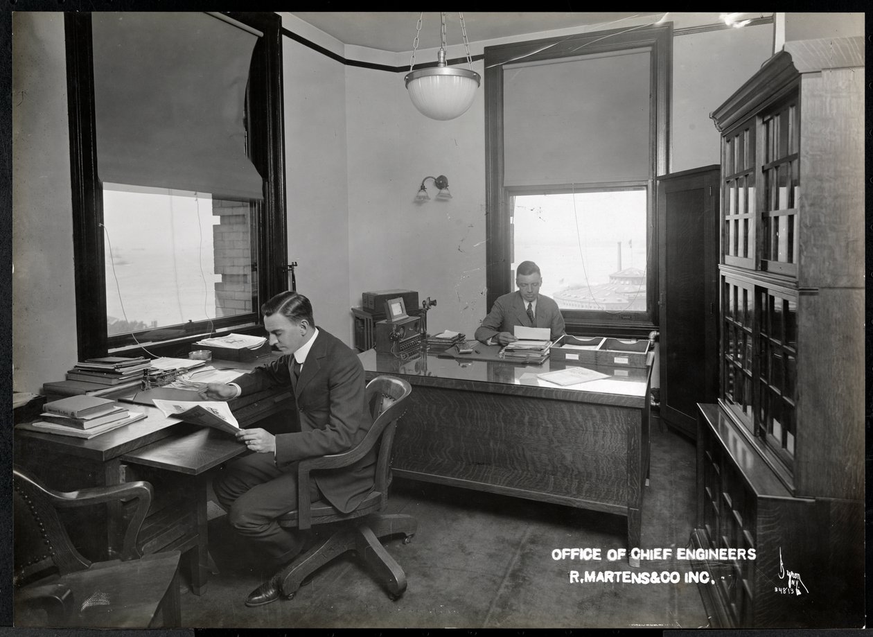 Két férfi az R. Martens und Co. Inc főmérnökeinek irodájában, New York, 1916 vagy 1917 (ezüst zselatin nyomat) alkotó: Byron Company