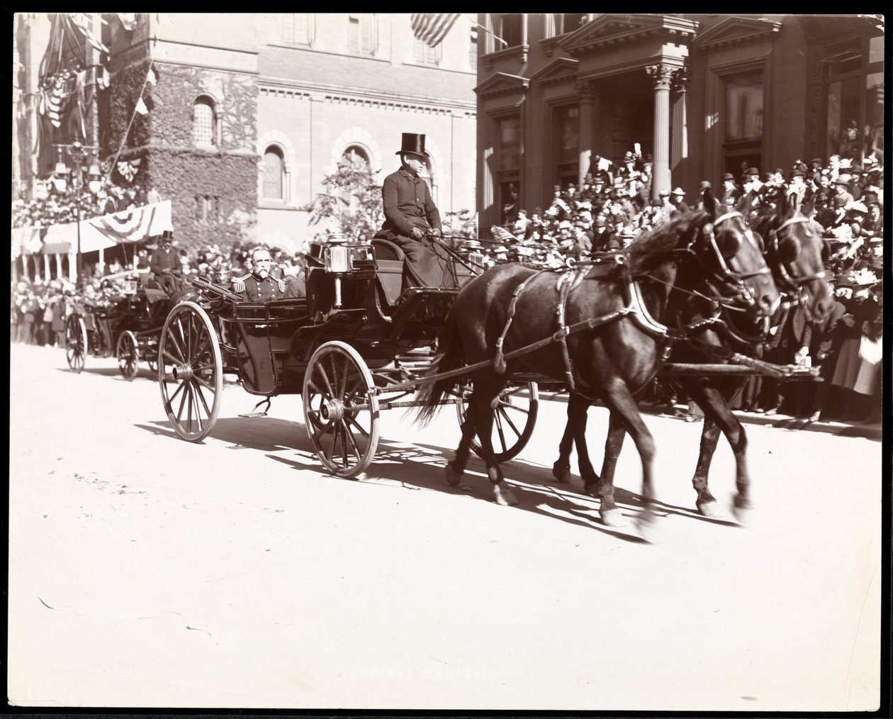 Sampson admirális hintóban a Dewey Parade-on, a Fifth Avenue-n, New York, 1899 (ezüst zselatin nyomat) alkotó: Byron Company