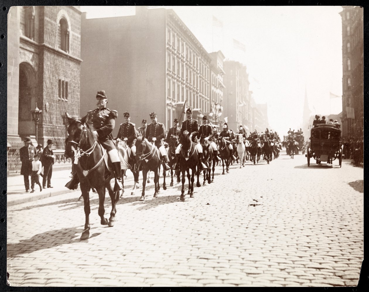 McAlpin tábornok és John Jacob Astor képe, amint a kormányzó személyzete lovas felvonulást vezet az 5th Avenue-n, New York, 1909 (ezüst zselatin nyomat) alkotó: Byron Company