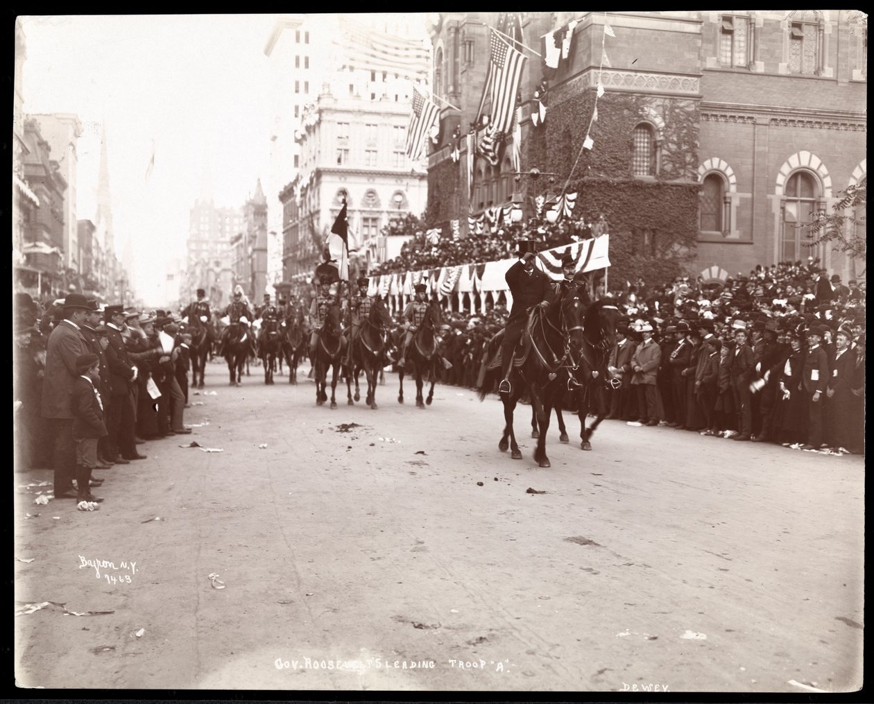 Theodore Roosevelt kormányzó, aki az A csapatot vezeti a Dewey-felvonuláson a Fifth Avenue-n, New York, 1899 (ezüst zselatin nyomat) alkotó: Byron Company