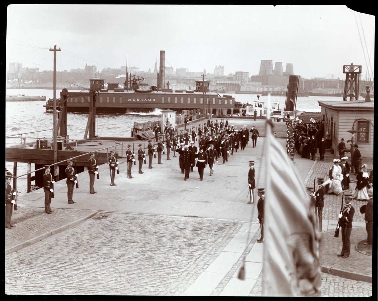 Lajos Battenberg herceg képe, amint Robley Evans ellentengernagy 1905-ös New York-i látogatása során a kormányzói szigetre érkezik (ezüst zselatin nyomat) alkotó: Byron Company