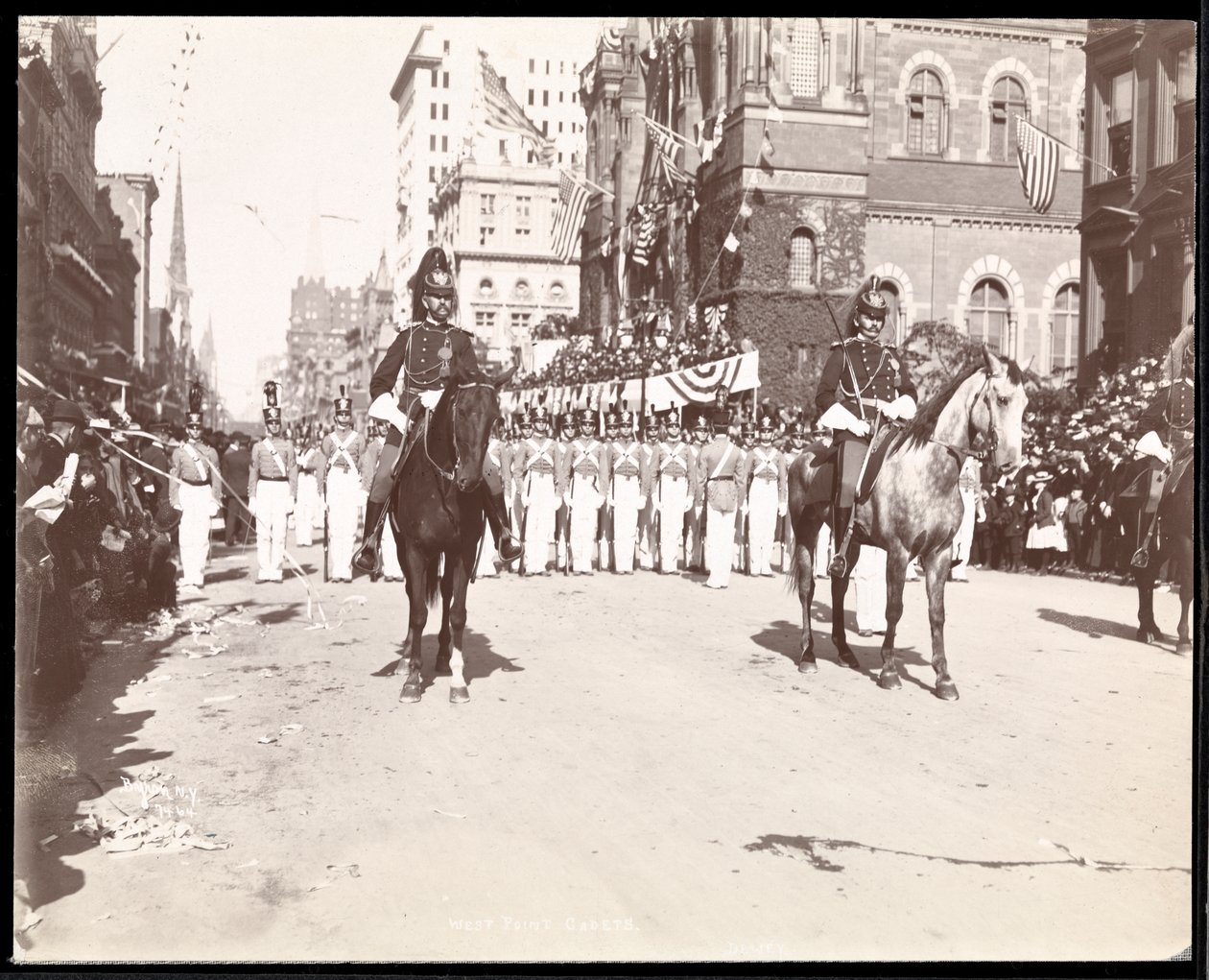 West Point kadétok kilátása a Dewey Parade-on a Fifth Avenue-n, New York, 1899 (ezüst zselatin nyomat) alkotó: Byron Company