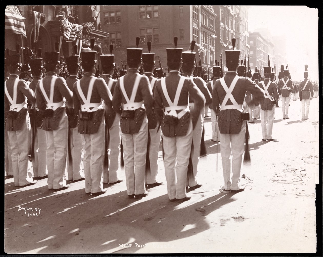 West Point kadétok kilátása a Dewey Parade-on a Fifth Avenue-n, New York, 1899 (ezüst zselatin nyomat) alkotó: Byron Company