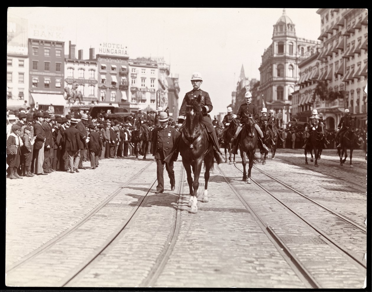 Kilátás egy New York-i rendőrségi felvonulásra a Union Square-en, New York, 1898 (ezüst zselatin nyomat) alkotó: Byron Company
